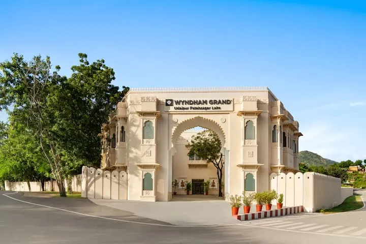 Wyndham Grand Udaipur Fatehsagar Lake wedding venue in Udaipur